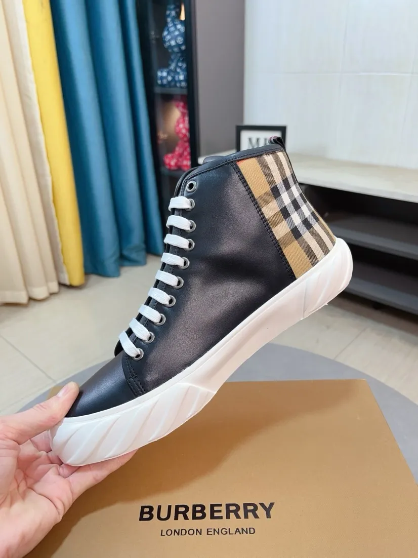 Men's shoes💰440🌹🌹"burberry" Burberry high-top original brand imported from Italy, selected cowhide with electric embroidered logo➕Genuine leather, breathable and comfortable (refuses to discolor and grind feet) Sole: non-slip rubber outsole, original quality, super comfortable Korean style shoes🏃 Men's shoe size: 38-44,